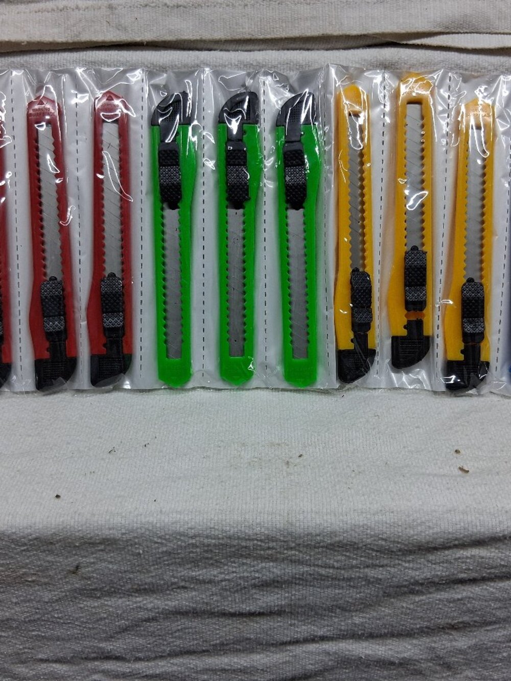 12 box knives ast colors